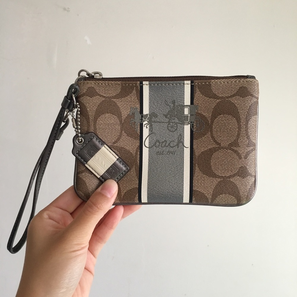 HP!🎉 Coach Corner Zip Signature Canvas Wristlet